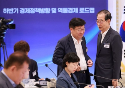 한덕수 "정부 물려받을 때 나라 망할 수 있겠다 생각…요즘은 안심"