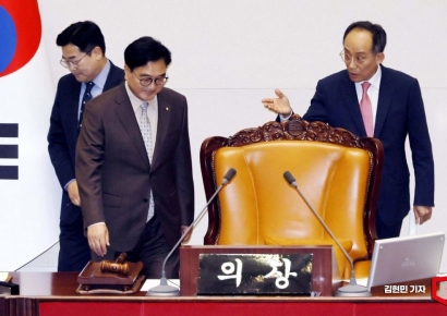 [포토] 우원식 의장에게 항의하는 추경호 원내대표