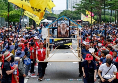 [포토] 한우 축사 상여 들고 이동하는 농민들
