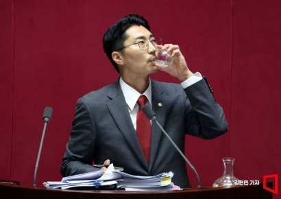 [포토] 물 마시는 박준태 의원