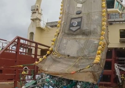 그물에 걸린 16t 짜리 초대물…알고보니 플라스틱 쓰레기