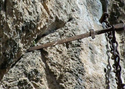 1300년간 절벽에 박혔던 '전설의 검' 사라졌다…프랑스 '발칵'