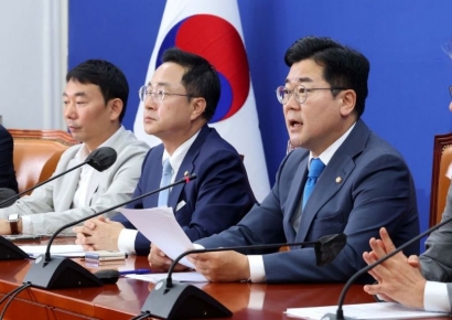 [포토] 박찬대, 국힘 필버에 "밤새 궤변 굿판…오늘 특검 통과"