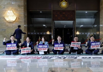 [포토] 국민의힘, 민주당 규탄 연좌농성