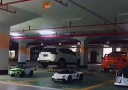 "주차장 3칸에 댄 장난감車 왜 버렸냐"…'1천만원 소송' 이긴 중국 남성