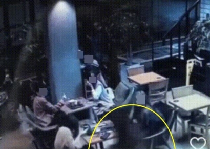 강남 카페서 '묻지마 식빵테러'…경찰은 "안다쳤으니 가세요"