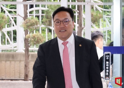 [포토] 청문회 준비단 사무실 출근하는 김병환 내정자