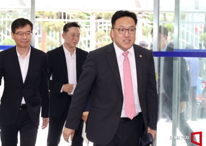 [포토] 사무실 들어서는 김병환 금융위원장 내정자 