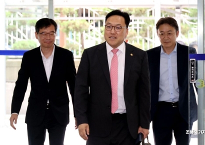 [포토] 출근하는 김병환 금융위원장 내정자