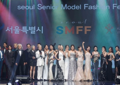 [포토]패션쇼 마친 뒤 환호하는 시니어 모델