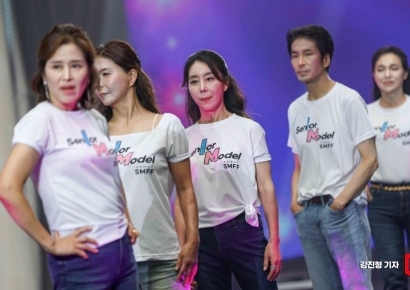 [포토] 멋진 포즈 선보이는 시니어 모델들