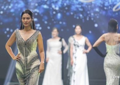 [포토] 시니어 모델의 우아한 워킹