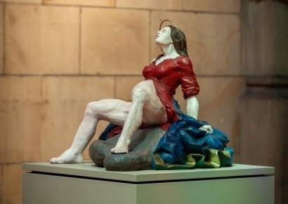 신성모독 논란 부른 '출산하는 성모상', 전시 하루 만에 '훼손'