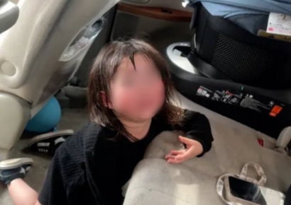 더운 날 2살 여아 차에 갇혀 오열하는데…유튜브 찍은 日 아빠 