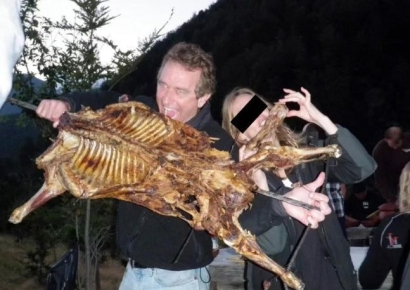 "서울 개고기 맛집 알려줄게"…美 대선후보 사진 공개에 '시끌'