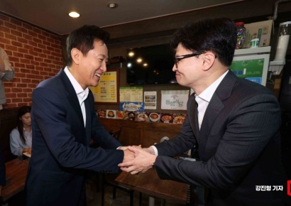 [포토] 손 맞잡은 오세훈 시장-한동훈 후보