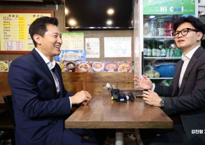 [포토] 동자동 쪽방촌서 회동 나선 오세훈 서울시장-한동훈 후보