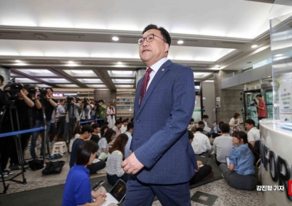 [포토] 인사청문사무실 들어서는 김병환 금융위원장 후보자