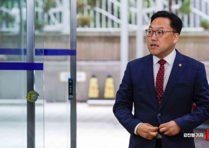 [포토] 인사청문사무실 들어서는 김병환 금융위원장 후보자