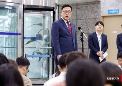 [포토] 취재진 질문에 답하는 김병환 금융위원장 후보자