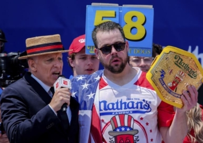 10분 만에 핫도그 58개 '꿀꺽'…미국서 새 챔피언 탄생