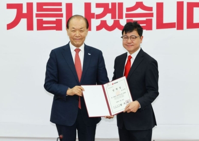 與 "한·미·일 '동맹'표현은 실수…'안보협력'으로 수정"