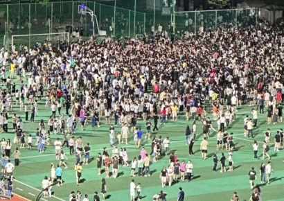 담장 기어오르고 난입시도…"손흥민 떴다" 소식에 아수라장 된 용인 축구장