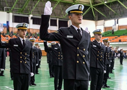 "지원자 없어서"…해군, 부사관 후보생 필기시험 없이 뽑는다