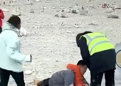 '인증샷' 때문에 에베레스트서 집단 난투극 벌인 中커플