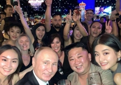 미녀들에 둘러싸여 맥주 마시는 푸틴·김정은…이 사진 정체는?