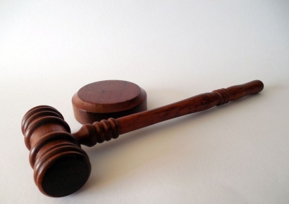 '사실혼 관계' 장교 직위 이용해 65억원 챙겨…40대女 실형