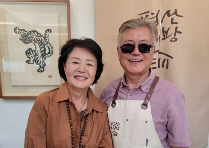 "우리도 럽스타그램"…文 전 대통령, 공개한 사진 보니