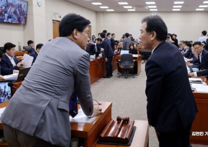 [포토] 대화하는 송언석 기재위원장과 정태호 야당 간사