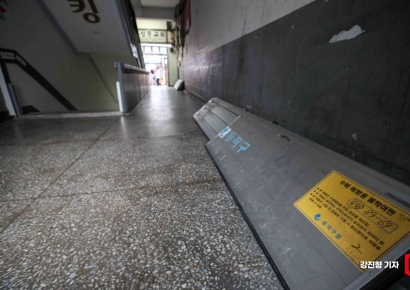 [포토] 강한 장맛비 예보, '수해 예방용 물막이판 준비 해야'