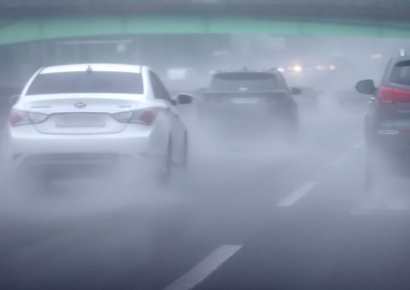 [포토] 물보라 일으키며 달리는 차량들