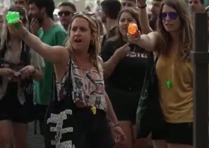 "너희 나라로 돌아가라" 관광객에 물총 쏘는 스페인…왜?