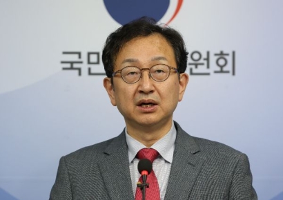 권익위, 김건희 '명품백 수수' 종결 논란에 "법적 제재 규정 없다"