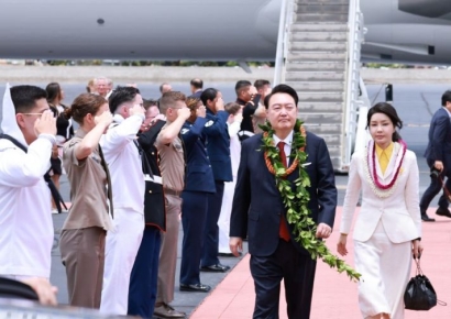 尹대통령, 美 태평양국립묘지 방문…"참전 용사에 최고 예우"