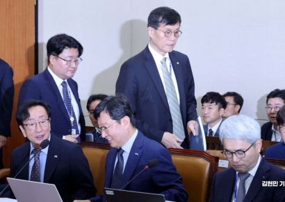 [포토] 기재위 전체회의 참석하는 이창용 총재