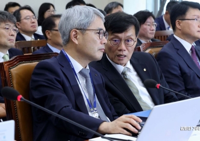 [포토] 대화 나누는 이창용-윤희성