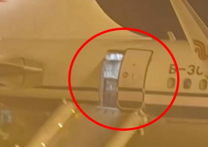 "비행기 처음 타봐서"…볼일 급한 중국 여성, 비상구 열려다 화들짝