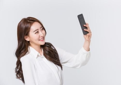 "시험문제가 보여요"…고교 교사, 셀카 잘못 올렸다 결국 '재시험'