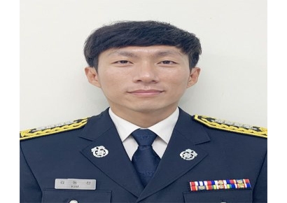 옷 입은채 뛰어들더니 5분만에…비번 소방관, 해수욕장서 20대 구조