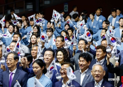 [포토] 태극기 흔드는 파리올림픽 선수단