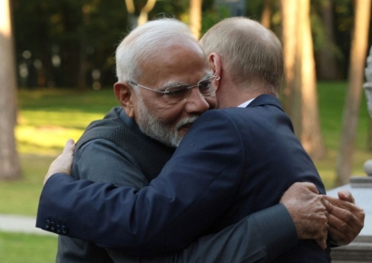 '핵거래 포옹' 모디와 푸틴…"6개 신규원전 건설 논의"