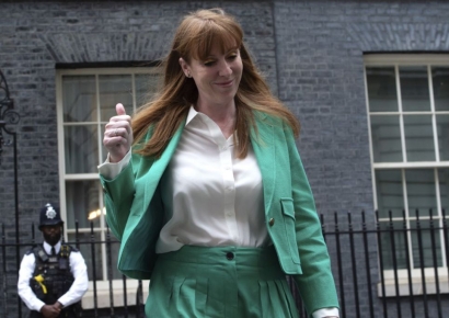 "흙수저가 감히 100만원짜리 옷 입었네"…부총리 패션에 난리난 영국