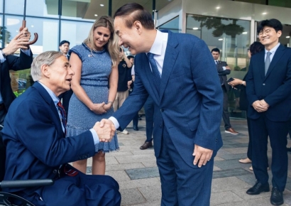 "전 세계 기업 중에 삼성이 최고"…평택공장 찾은 美 텍사스 주지사