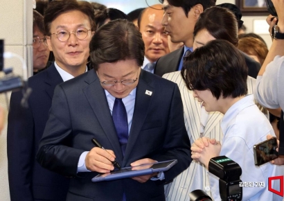 [포토] 지지자에게 사인 해주는 이재명