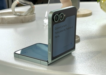 갤Z플립' 커버 화면 보며 "봉주르"…메인 화면엔 '안녕하세요'