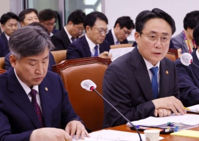 [포토] 질의에 답변하는 강도형 장관